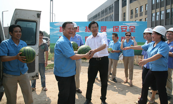 公司領導到涇渭新區(qū)建設工地慰問送清涼