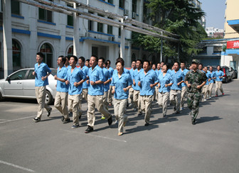 公司開展全員準軍事化管理訓(xùn)練活動