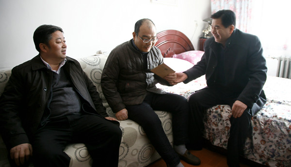 重裝集團(tuán)董事長(zhǎng)李德鎖迎新春走訪慰問公司困難職工及困難黨員
