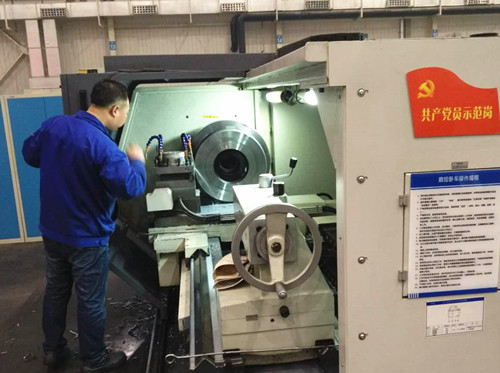機加二分公司：挑燈夜戰(zhàn)趕進度  加班加點保生產