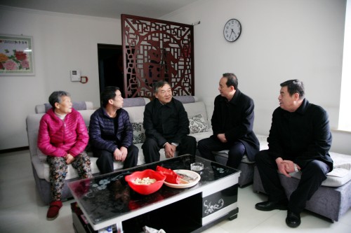 陜煤集團(tuán)董事長(zhǎng)楊照乾到西煤機(jī)社區(qū)走訪慰問公司困難職工
